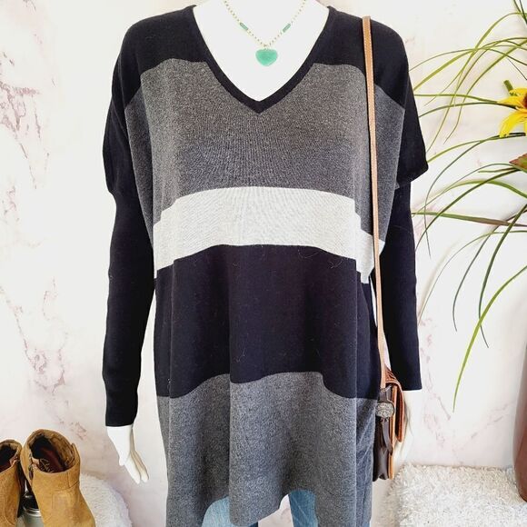 Saks Fifth Avenue extra fine merino wool blend oversized sweater Super Soft! - Picture 2 of 7